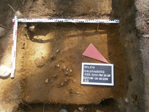 Ein Gefäß aus der Bronzezeit - zerfallen in einzelne Scherben war es wohl einem der hier in der prähistorischen Zeit Bestatteten auf seinem letzten Weg mitgegeben worden.