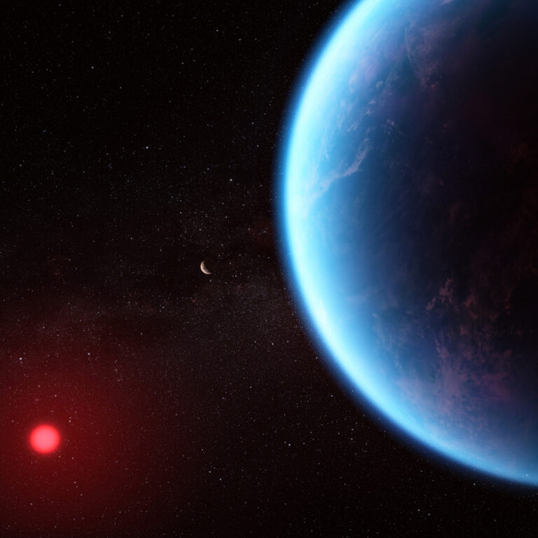 Die künstlerische Darstellung zeigt einen komplett bläulichen Planeten in dessen Atmosphäre es weißliche Woken zu geben scheint.
