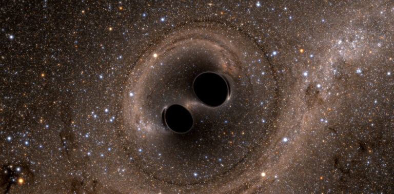 Zwei Schwarze Löcher, die wirklich schwarz und nah beieinander sind. Der Sternenhintergrund um sie herum wirkt verquirlt.