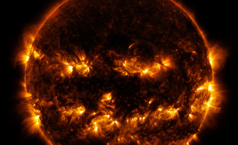 Die Sonne sieht im von einer Raumsonde aufgenommenen Wellenlängenbereich fremd aus: ein Teil ihrer Oberfläche ist dunkel, andere treten hell hervor. So wirkt sie wie ein Kürbis mit einem ausgeschnittenenen Grinsegesicht.
