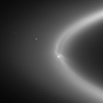 Enceladus und Saturns E-Ring (Bild: Public Domain / CICLOPS, JPL, ESA, NASA)