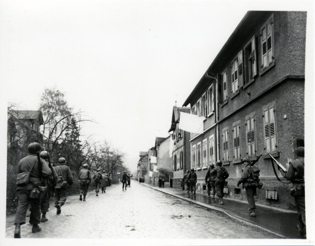 Einmarsch des amerikanischen 180. Infanterie-Regiments der 45. Division am 27. März 1945 in Bensheim (Horst-Wessel-Straße) Foto: Jerry Rutberg, U. S. Signal Corps