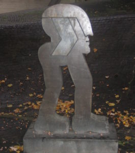 Skulptur von Horst Antes auf einem öffentlichem Platz in Hannover