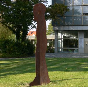 Skulptur von Horst Antes in Ravensburg, Park vor dem Landratsamt