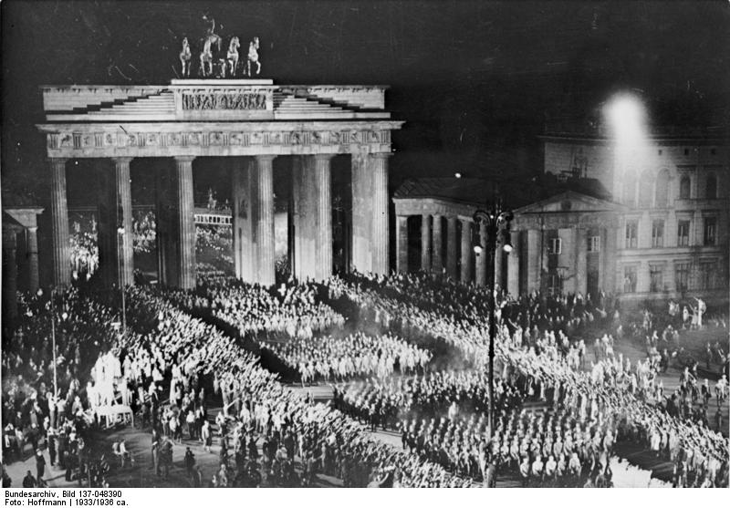 Deutsches Reich, Berlin, Einmarsch der SA durch das Brandenburger Tor am 30.1.33 [Datum falsch]