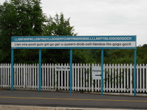 Stationsschild von Llanfair PG (Wales, UK)