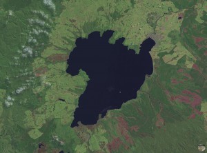 Caldera eines Supervulkans: Lake Taupo war der Ort einer großen Eruption vor etwa 70.000 Jahren. Bild: NASA/Landsat