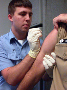 Pockenimpfung mit Lanzette. Bild: U.S. Navy / Sybil McCarrol