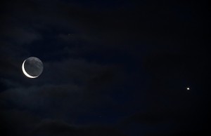 Der abnehmende Mond und Venus durch Wolken am Morgen des 7.1.2016 über Darmstadt. 330 mm/50 mm ED-Apo, Canon EOS6D, ISO 10000, 1/5 s