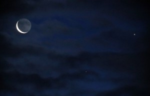 Der abnehmende Mond, Venus udn Saturn durch Wolken am Morgen des 7.1.2016 über Darmstadt. 330 mm/50 mm ED-Apo, Canon EOS6D, ISO 10000, 1/10 s