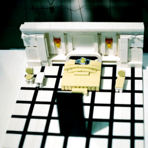 Dave Bowmans Sterbebett mit dem wartenden Monolithen, nachgebaut aus Lego, Deutsches Filmmuseum, Frankfurt am Main