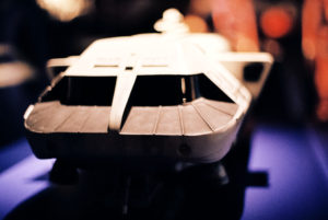Kubrick's 2001: 50 Years A Space Odyssey. Modell des Transporters von der Basis unter Clavius zu anderen Lokationen auf der Mondoberfläche. Deutsches Filmmuseum, Frankfurt am Main