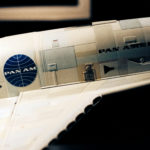 Kubrick's 2001: 50 Years A Space Odyssey. Logo der Fluggesellschaft auf der SSTO-Raumfähre für Flüge von der Erdoberfläche zur Raumstation. Deutsches Filmmuseum, Frankfurt am Main