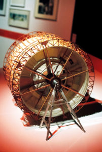 Kubrick's 2001: 50 Years A Space Odyssey. Modell der in Realität 12 Meter hohen Walze, in der die Szenen in der Zentrifuge des Raumschiffs USS Discovery One gedreht wurden. Deutsches Filmmuseum, Frankfurt am Main