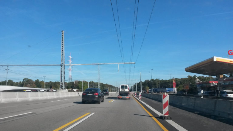 eHighway-Versuchsstrecke auf der A5 zwischen Darmstadt und Frankfurt (hier noch während der Bauphase)