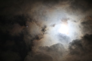 Jupiter-Mond-Konjunktion am 17.4.2016 über Darmstadt hinter Wolken, HDR-Aufnahme, reichlich belichtet. Canon EOS6D mit Leitz Elmarit-R 180