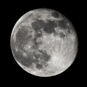 Der zu 98% volle Mond einen Tag nach Vollmond, fotografiert in Darmstadt am 13.3.2017, 23:15 MEZ