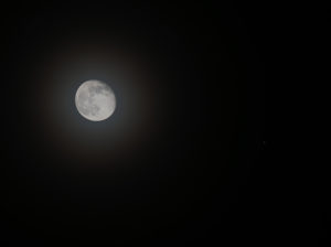 Konjunktion aus Mond und Jupiter durch dünne Bewölkung in der Nacht vom 14. auf den 15.3.2017. Canon EOS6D mit Leica Elmarit-R 180mm, HDR-Aufnahme