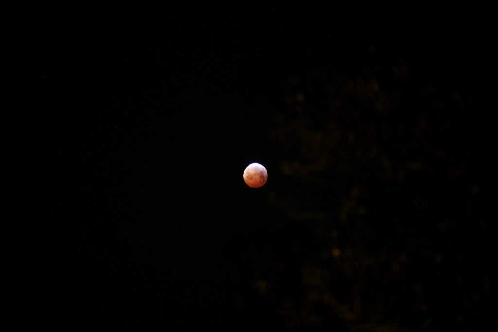 Die Mondfinsternis am Morgen des 21.1.2019, Ende der Totalitätsphase, Canon EOS6D mit Leica Elmarit-R 180 mm