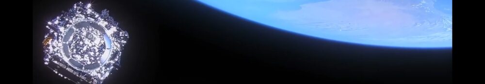 Screenshot von Youtube-Video von Arianespace und ESA, der das JWST kurz nach Abtrennung von der Ariane-5-Oberstufe zeigt.