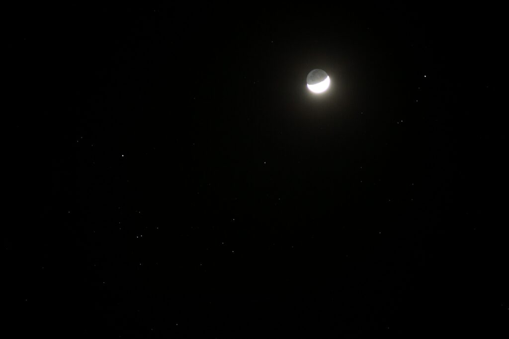 Sternbild Stier mit Aldebaran der zunehmenden Mondsichel und Mars am Abend des 19.3.2021 ca. 22:35 MEZ über Darmstadt, Canon EOS6 mit Leica Elmarit-R 180 mm, ISO 4000, f/2.8, 1/6 s