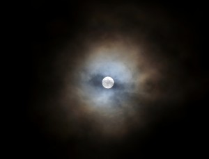 Der Vololmond mit Halo durch ein Wolkenloch über Darmstadt am Abend des 25.12.2015, 22:56 MEZ. Canon EOS6D mit leica Elmarit-R 180, f/2.8, ISO 800, 1/15 Sekunde