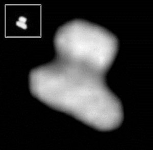 Bildausschnitt der Rosetta-NavCam-Aufnahme vom 23.7.2014 vom Kern des Kometen 67P/Churyumov-Gerasimenko als Original und in vergrößerter Nachbearbeitung durch mich