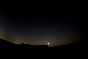 Aufgehender Mond in Konjunktion mit Aldebaran über Modautal, 14.9.2014, 23:30 MESZ, Canon EOS 600D mit Sigma 10 mm EX fiseye, ISO 800, f2.8 10 Sekunden Belichtungszeit