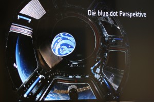 Der Blick aus der von der ESA gelieferten "Cupola", offenbar der Liebligsaufebthaltsort von Alexander Gerst, mit dem Aufnäher seiner Mission