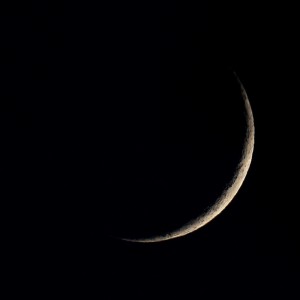 Zunehmende Mondsichel 48 Stunden nach Neumond, zu 6% beleuchtet. Apochromatischer Refraktor TS Optics TSAPO65Q mit Canon EOS600D, ISO 800, 1/60 s