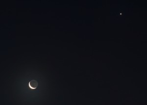 Abnehmender Mond und Venus am Morgen des 8. Dezember 2015, 7:10 MEZ. Canon EOS6D mit Leitz Elmarit 135 mm, ISO 1250, f/8, 1 Sekunde