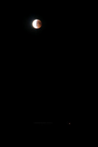 Der Mond hat sich mittlerweile bereits zur Hälfte aus dem Kernschatten heraus- und in den deutlich helleren Halbschatten hineinbewegt. 27.7.2018 23:35 MESZ, Canon EOS6D und Leica Elmarit-R 180, ISO 800, Blende 8, 0.6 Sekunde Belichtungszeit