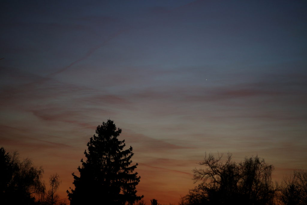 Merkur am Abendhimmel, gesehen über Darmstadt am 25.3.2017 um 19:42 MEZ. Canon EOS6D mit Leitz Elmarit-R 180 mm, ISO 1600, f/2.8, 1/8 s