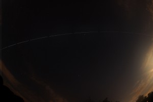 Die ISS über Darmstadt am 4.8.2014, 23:29 - 23:32 MESZ, Komposit aus zwölf Einzelaufnahmen, Canon EOS 600D, Sigma EX 10 Fisheye, ISO 800, f2.8, je 20 s Belichtungszeit