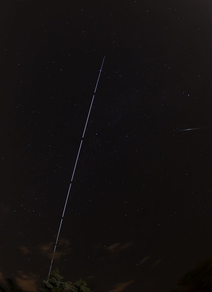 Die ISS schneidet die Vega über Darmstadt am Morgen des 19.7.2017, 02:10 - 02:12 MESZ. Zeitgleich ein Flare von Iridium 61 etwas südlich. Canon EOS6D mit Sigma 10mm 1:2.8 DC Fisheye, HSM, 8x15 Sekunden, ISO 800, f/2.8