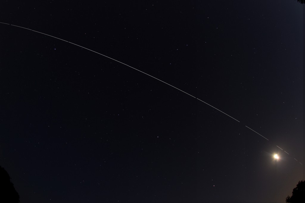 Fast-zenitaler ISS-Überflug über Darmstadt, 5.6.2014, 23:17-23:22 MESZ, Canon EOS 600D, Sigma EX 10 mm f2.8 DC, Blende 2.8, ISO 200, mehrere Einzelaufnahmen mit Belichtungszeiten bis 30 s