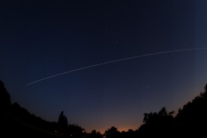 Die ISS über Darmstadt am 15.6.2014, 23:12 - 23:16 MESZ. Sichtbarer Überflug beendet durch Schatteneintritt. Komposit aus 8 Einzelaufnahmen, Canon EOS 600D, Sigma EX 10 mm f2.8 DC, ISO 200, Blende 2.8, 30 Sekunden pro Aufnahme