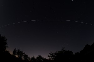 Überflug der ISS über Darmstadt am 7.6.2014, Blickrichtung nach Norden. Komposit aus einer Serie aus 9 Einzelaufnahmen, 00:05 - 00:10 MESZ. Canon EOS 600D, Sigma EX 10 mm f2.8 DC, ISO 200, 30 Sekunden Belichtungszeit pro Aufnahme