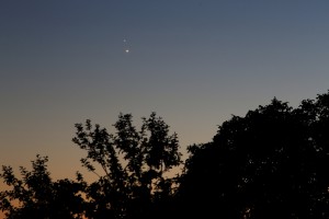 Jupiter und Venus über Darmstadt am 30. Juni 2015, 22:25 MESZ, Canon EOS6D, Leica Elmarit-R 180, f/4, ISO 2000, 1 s