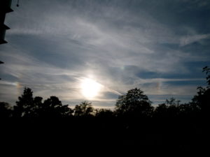 Nebensonnen links und rechts der Sonne am 17.10.2018 um 16:58 MESZ über Darmstadt