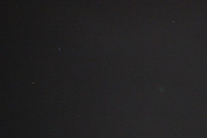 Komet C/2014 Q2 (Lovejoy) über Darmstadt am 2.1.2015, ca. 23:00 MEZ durch Hochnebel, Canon EOS 600D mit Leica Vario-Elmar-R, f=210 mm, ISO 6400, 1 s, nicht nachgeführt.