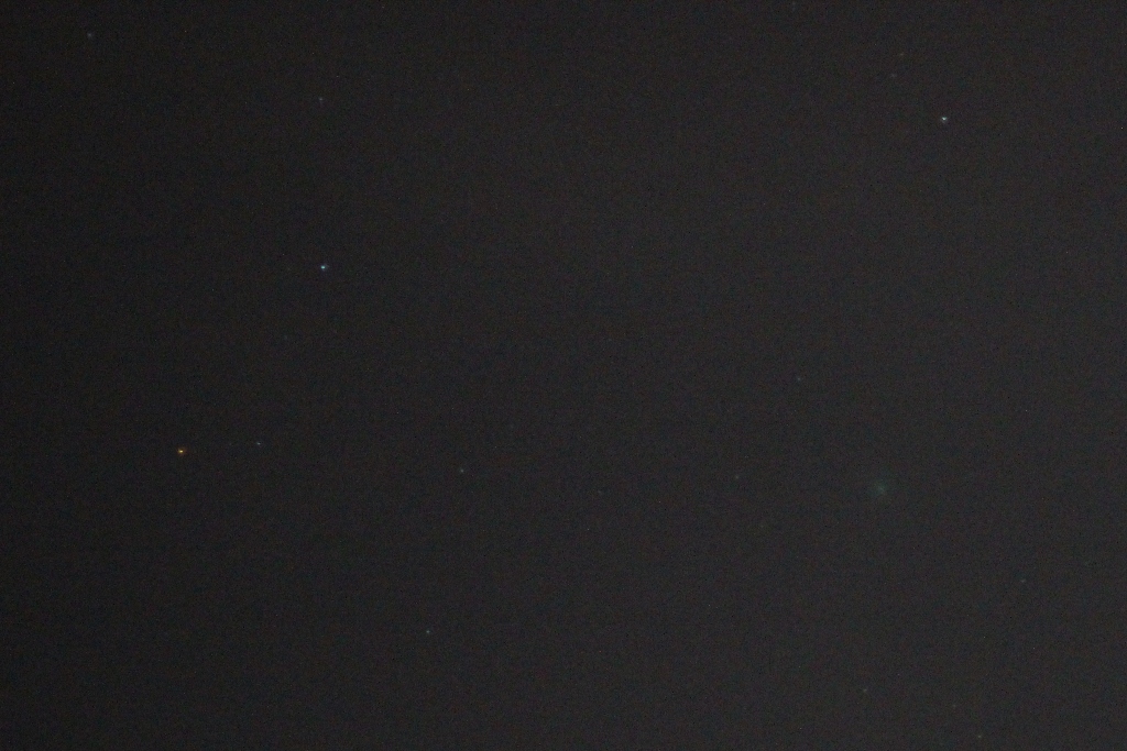 Komet C/2014 Q2 (Lovejoy) über Darmstadt am 2.1.2015, ca. 23:00 MEZ durch Hochnebel, Canon EOS 600D mit Leica Vario-Elmar-R, f=210 mm, ISO 6400, 1 s, nicht nachgeführt.