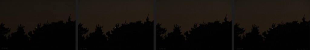 Merkur geht am 19.5.2014 hinter einer entfernten Gruppe von Bäumen unter, Sequenz aus vier Aufnahmen über einen Zeitraum von 18 Sekunden, 65/420 mm Quadruplet Apochromat, Canon EOS 600D, ISO 800, Belichtungszeit jeweils 0.8 s