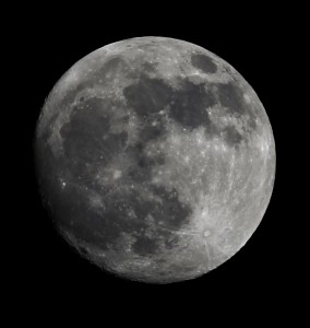 Mond über Darmstadt am 13.4.2014 um 21:49 MESZ, 65/420 Quadruplet Apochromat, Canon 600D, ISO 100, 1/320 s