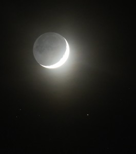 Der zunehmende Mond und Aldebaran am 21.4.2015, 21:51 MESZ, Canon EOS6D, TS-Optics TSAPO65Q 420/65 Quadruplet Apochromat, ISO 10000, 1/8 Sekunde