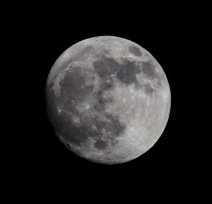 Mond über Darmstadt am 13.4.2014, 21:31 MESZ, Canon 600D mit Leica Vario Elmar 70-210 mm, Brennweite 210 mm, f5.6, ISO 400, 1/200 s