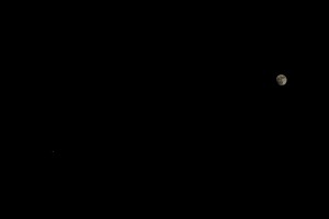 Kompositaufnahme von Mond und Mars über Darmstadt am 13.4.2014 gegen 21:35 MESZ, Canon EOS 600D mit 70/210 mm Vario-Elmar, Brennweite 70 mm, ISO 100, f 4, 1/8 und 1/200 s
