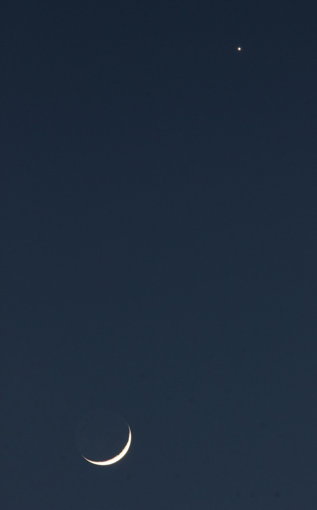 Zunehmender Mond und Venus am 22.3.2015 um 19:11 MEZ, Canon EOS 600D mit Canon EFS 55-250 mm, ISO 400, Brennweite 250 mm, f/16, 1 Sekunde Belichtungszeit