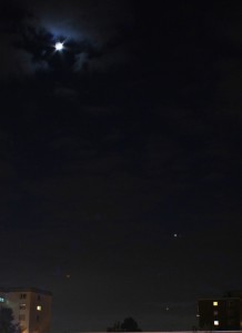 Der zunehmende Mond, die Venus und Mars am 22.2.2015 um 19:12 MEZ, Canon EOS 600D, Leica Elmarit 24, f/8, ISO 800, 3.2 Sekunden