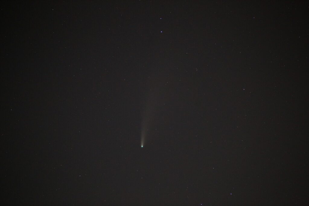 Komet C/2020 F3 (NEOWISE) am Abend des 19 Juli 2020 um ca. 22:20 MESZ über Darmstadt. Canon EOS6D mit Leitz Summicron-R 180mm, ISO 5000, f/2.8, 0.8s